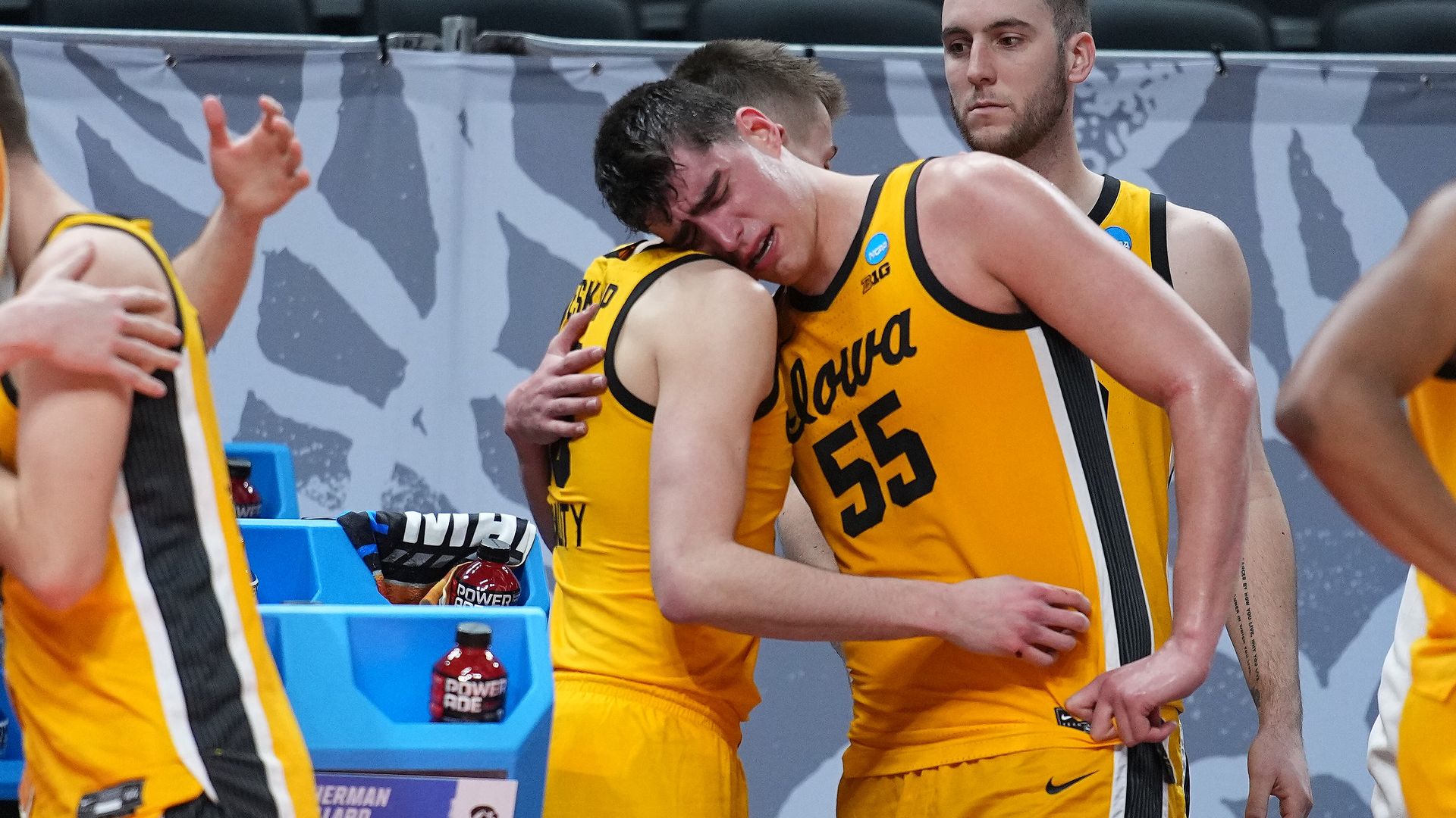 Luka Garza hugging teammate