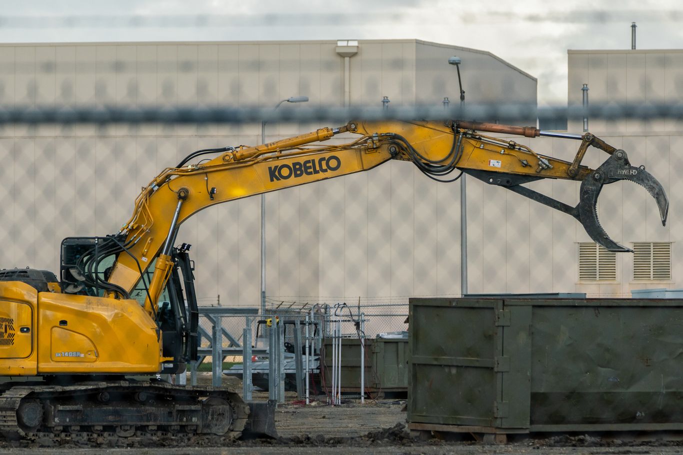 axios.com - Courtenay Brown - Worker shortage could hurt AI construction boom, BlackRock warns