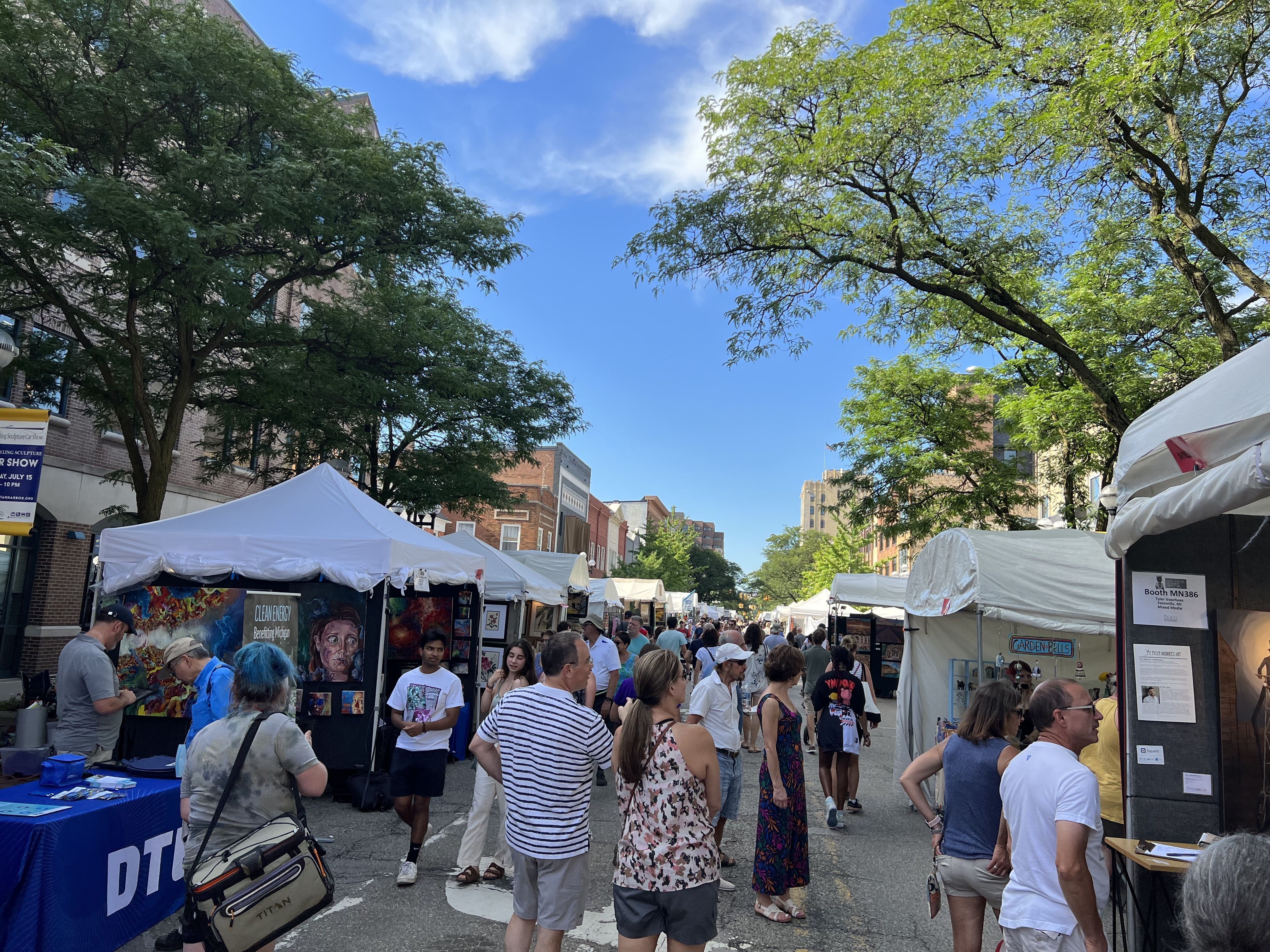 Art Fair crowd walks through Main Street