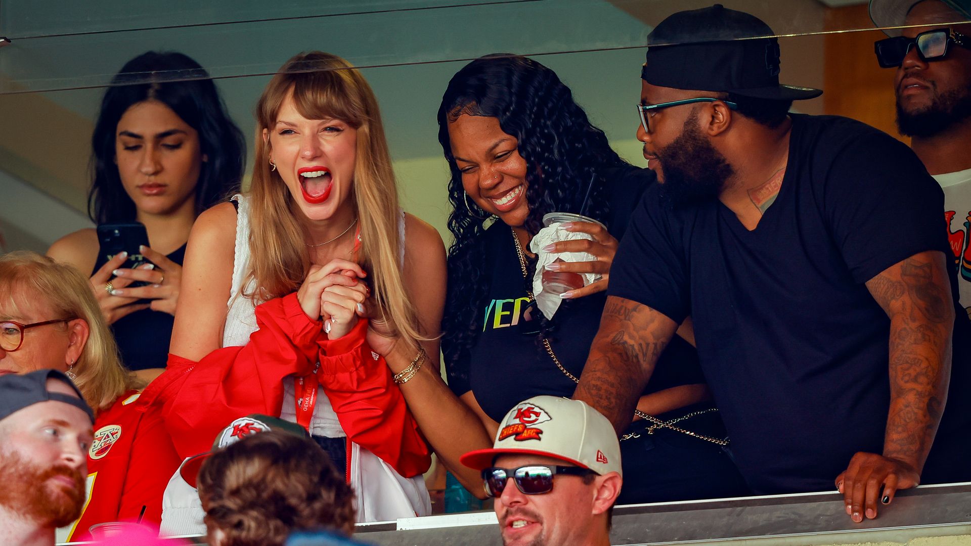 Taylor Swift went to watch Travis Kelce's Chiefs play the Bears and is  sitting next to his mom 