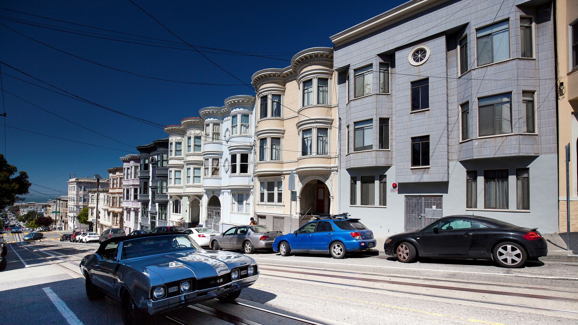 Photo of a row of apartment buildings in San Francisco. 