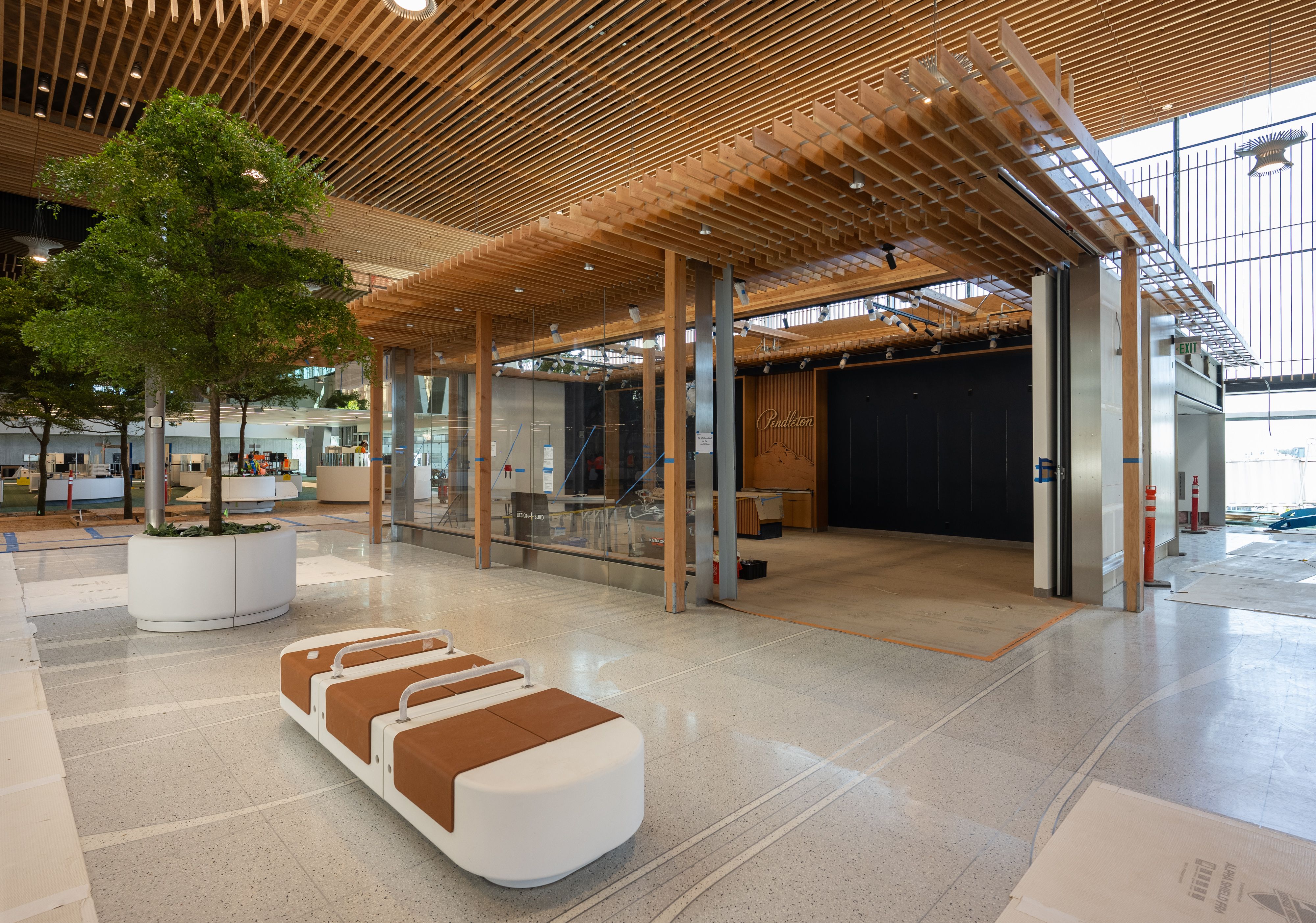 A photo of a storefront inside an airport.
