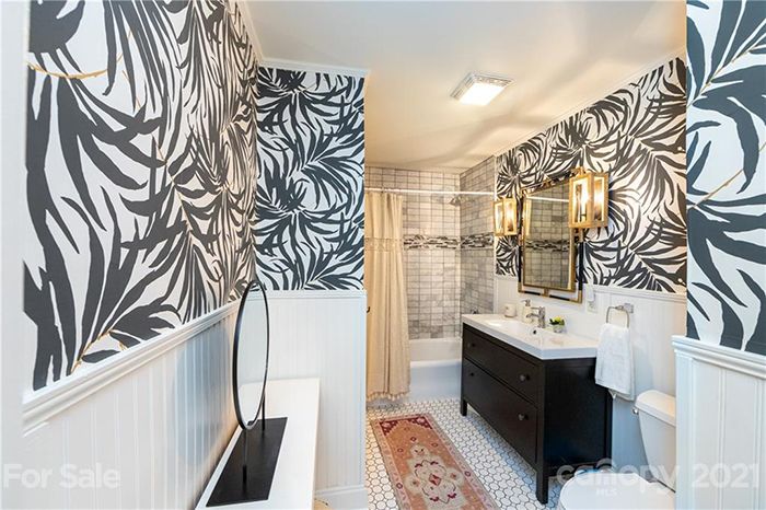 2512 E 7th St. bathroom