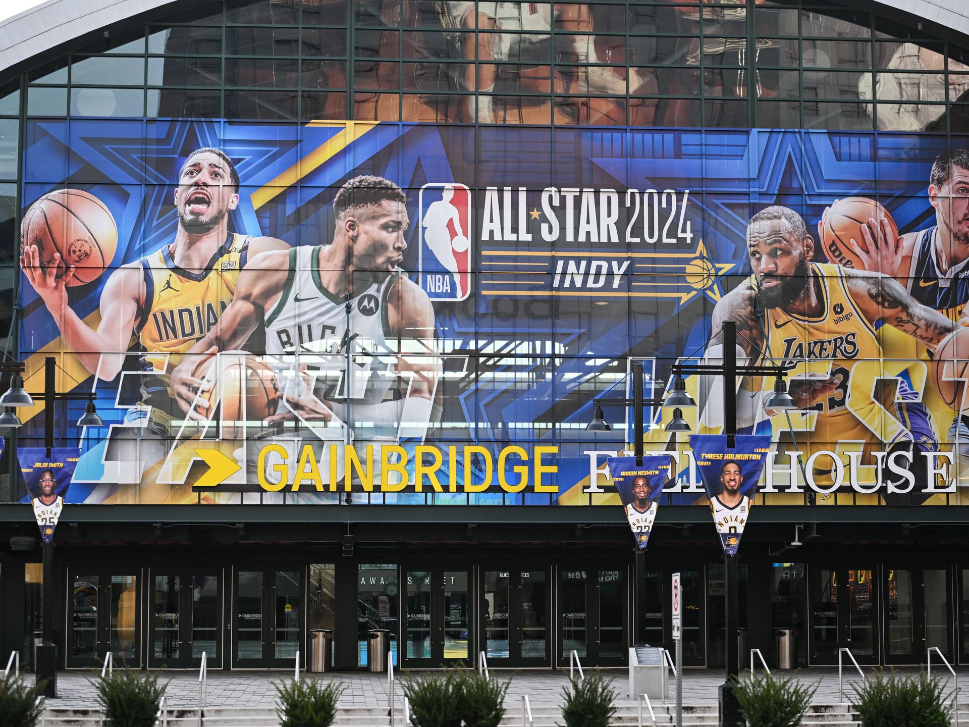 Indianapolis Airport celebrates NBA All-Star weekend with decorations,  basketball court