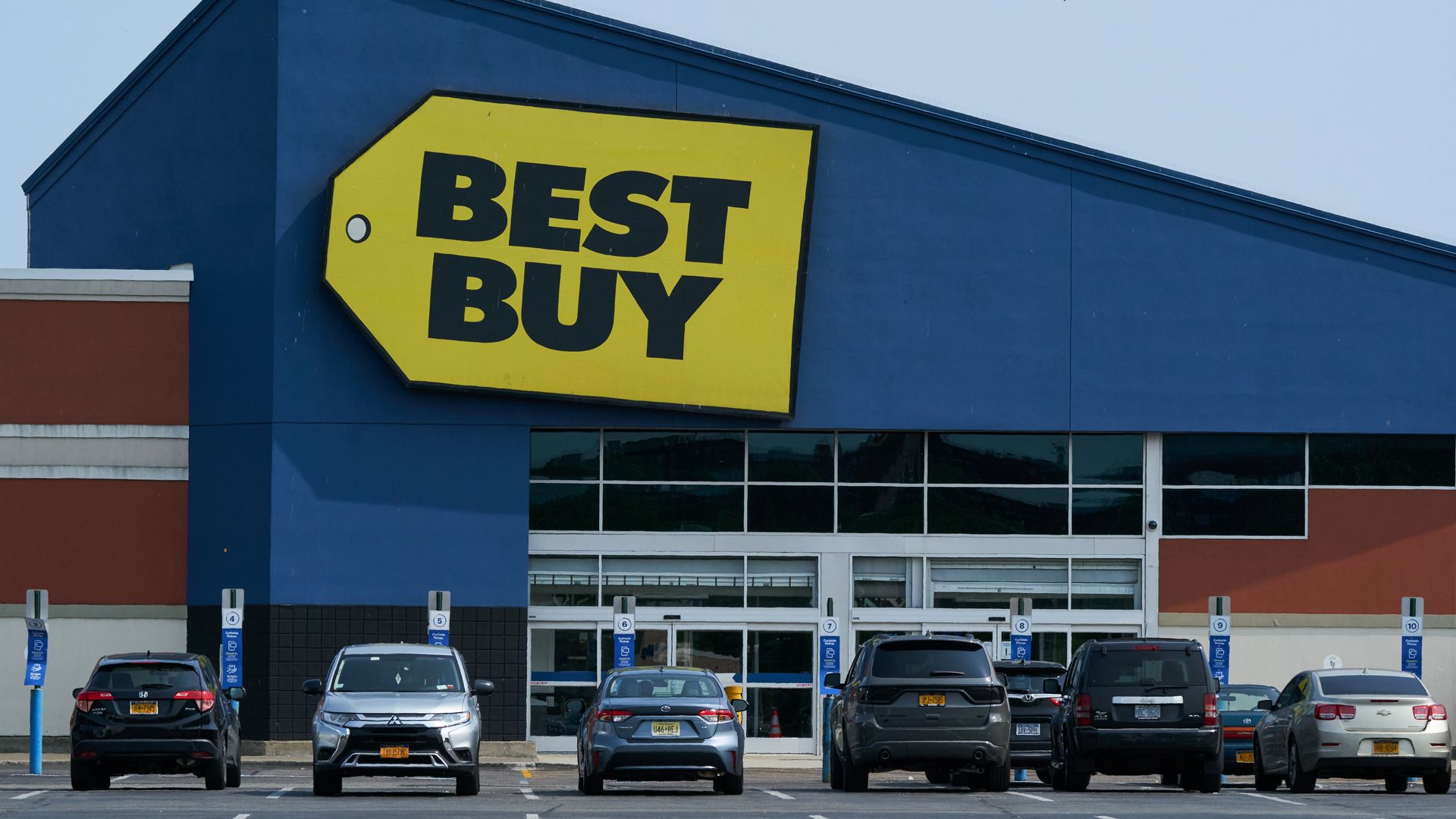 Exterior of Best Buy store with cars in front 