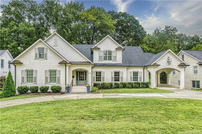 2711 Rothwood Dr