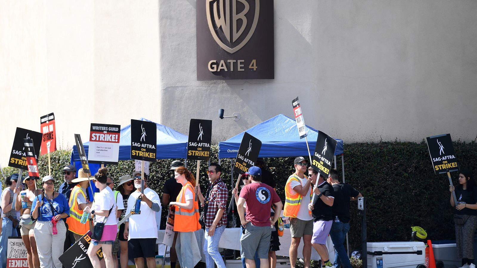 Lush How Hollywood And Maga Aligned Over Warner Bros Deal View in 4K Lush How Hollywood And Maga Aligned Over Warner Bros Deal View in 4K