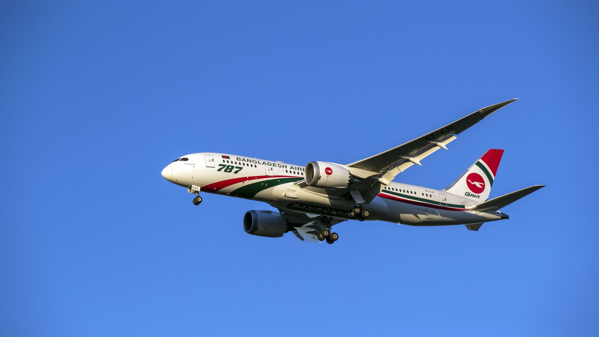A Boeing 787 Dreamliner landing
