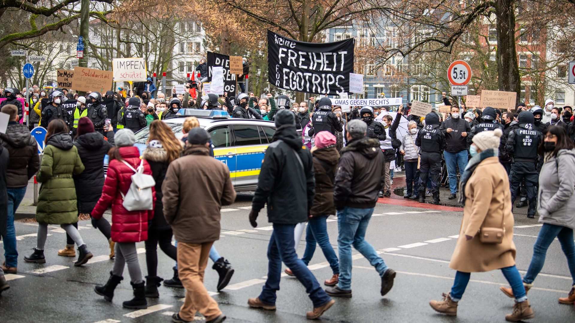Participants in a demonstration against the Corona measures walk past a counter-demonstration.