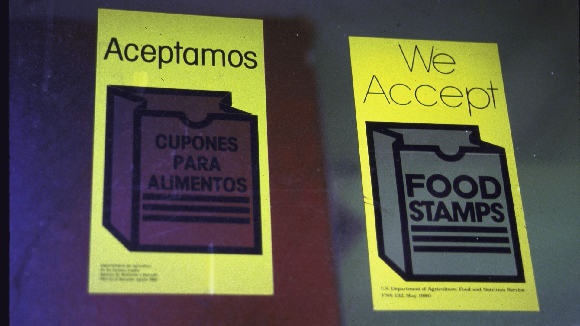 Sign stating We accept food stamps in English & Spanish.