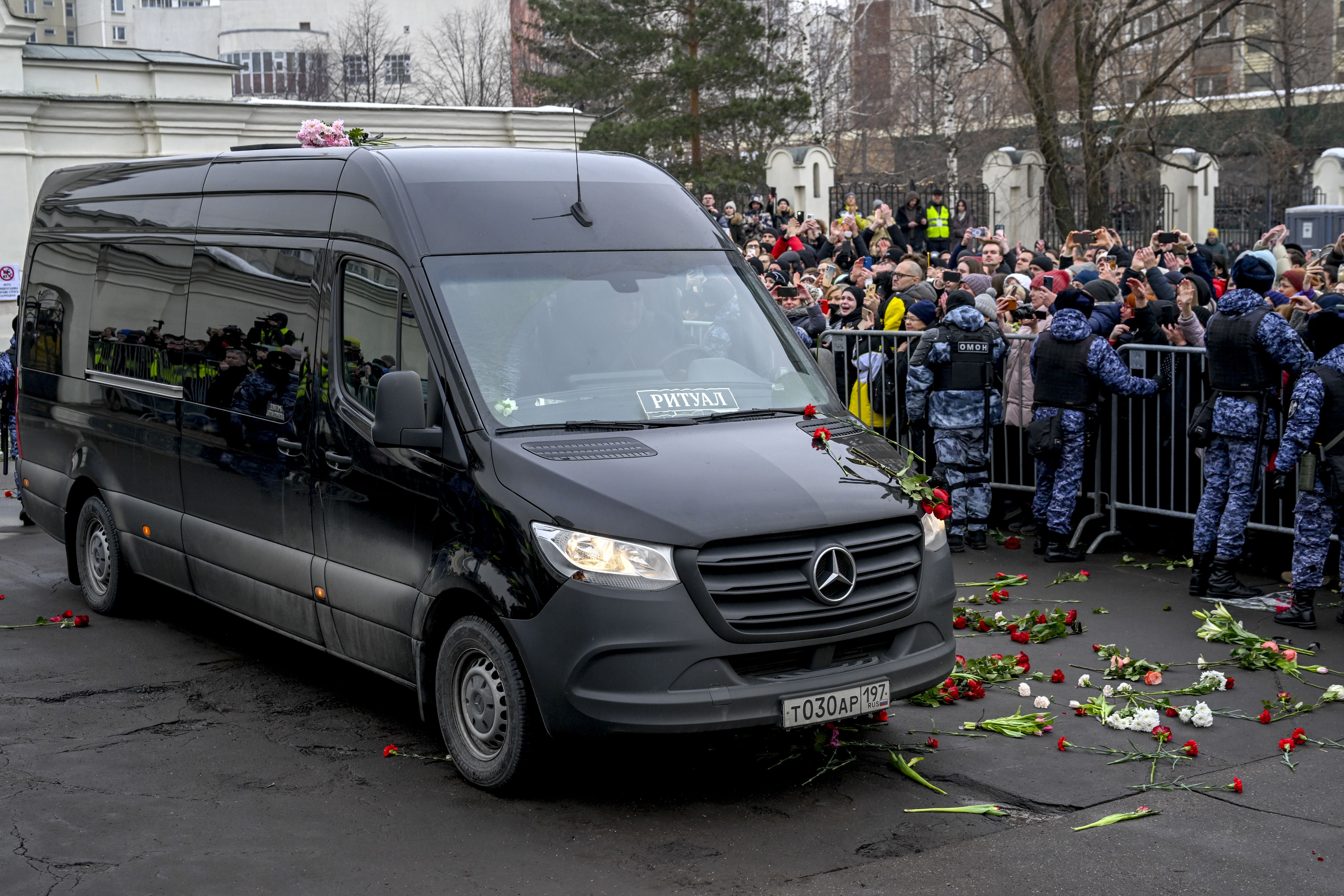 The hearse that carried Navalny from the church to the cemetery.