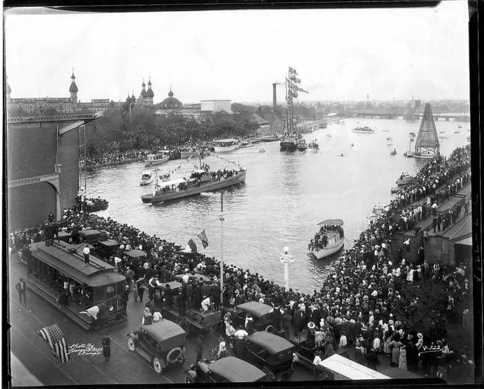 Spectators on the Lafayette Street Bridge watch the Gasparilla invasion in 1922. 