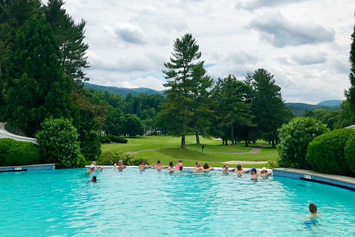 outdoor-pool-at-the-greenbrier-charlotte