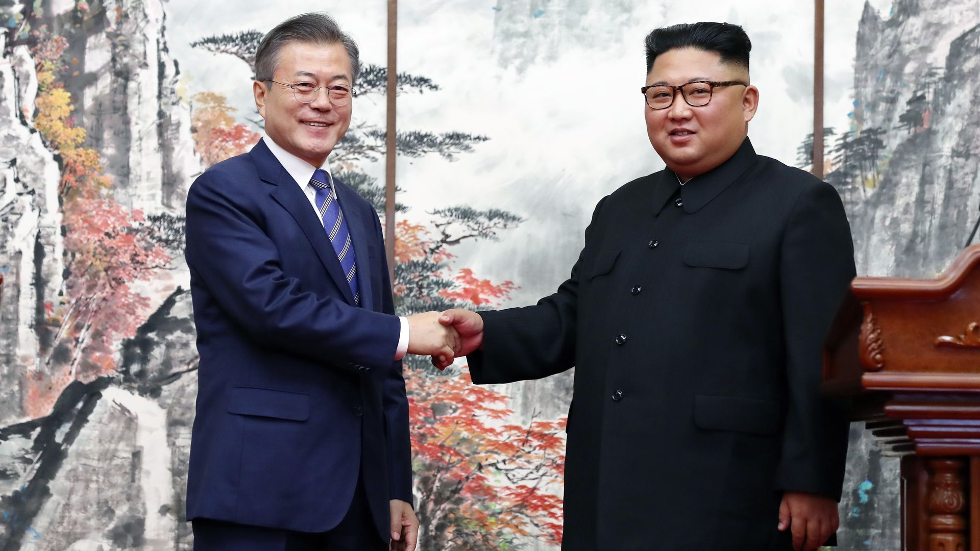 Moon Jae-in and Kim Jong-un shake hands.