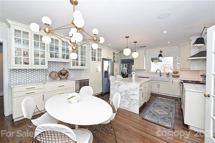 3022 Sunset Dr kitchen