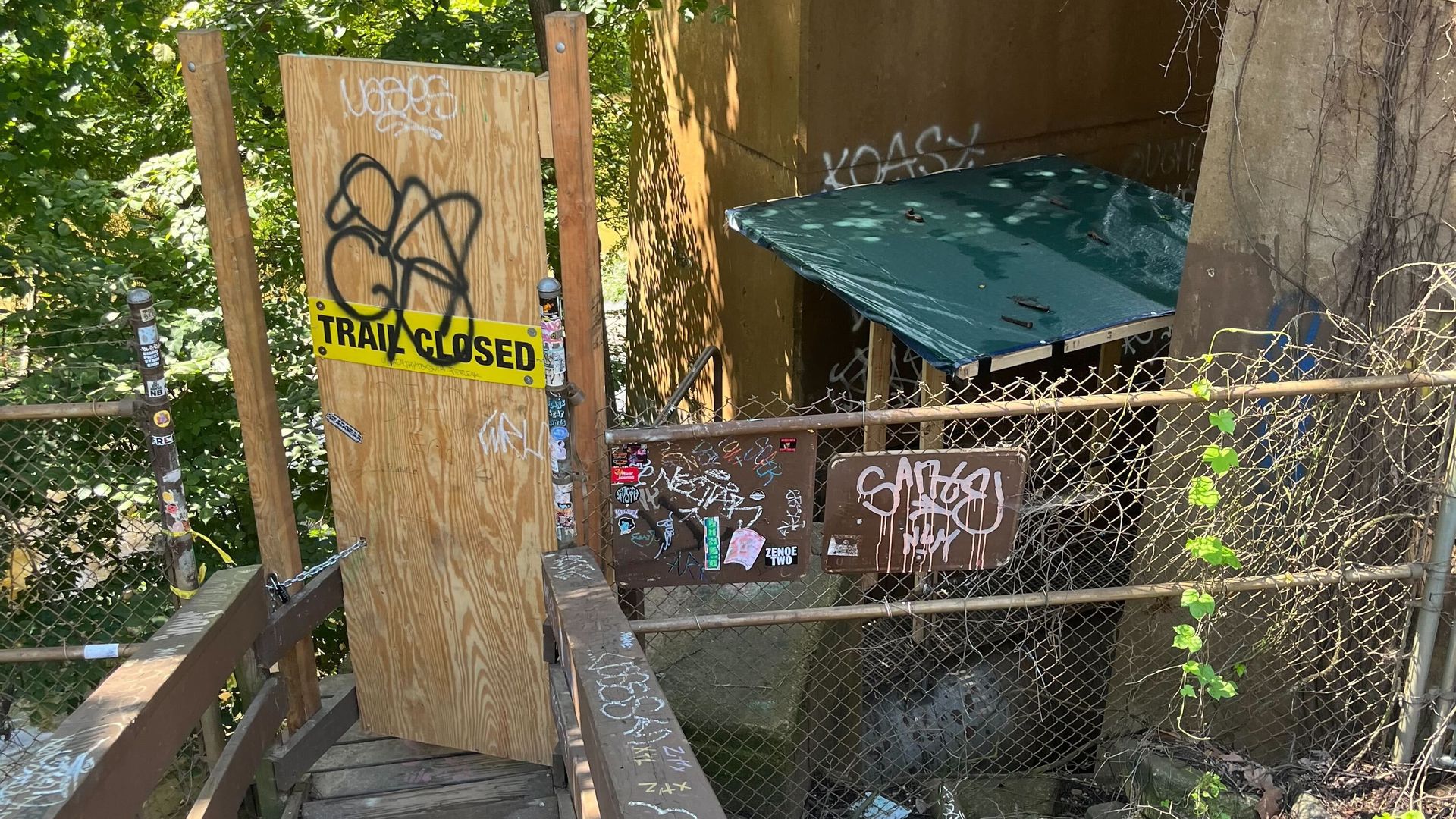 a piece of plywood that says trail closed 