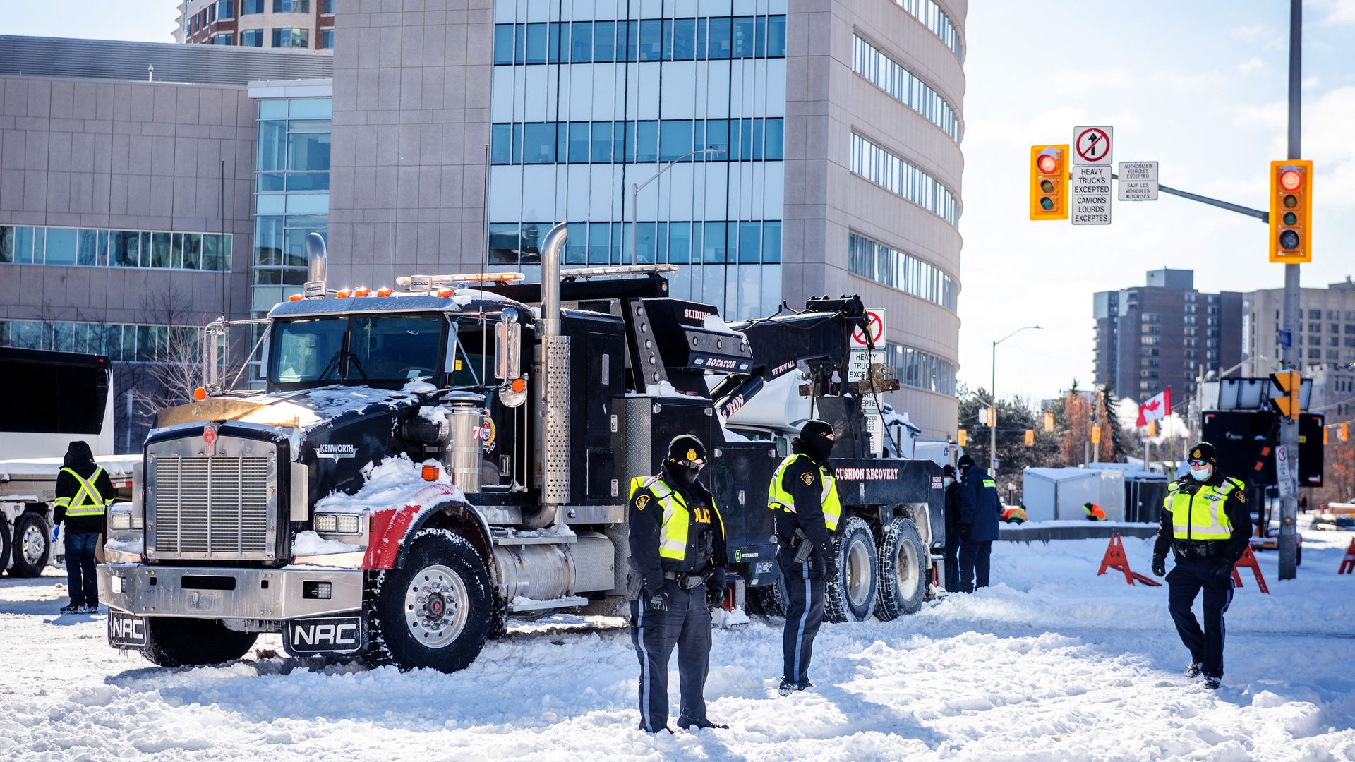 Picture of a truck in Canada and police