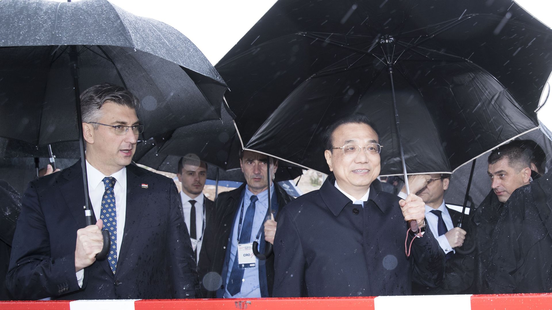 Chinese Premier Li Keqiang and Croatia'd Andrej Plenkovic on a bridge in the rain