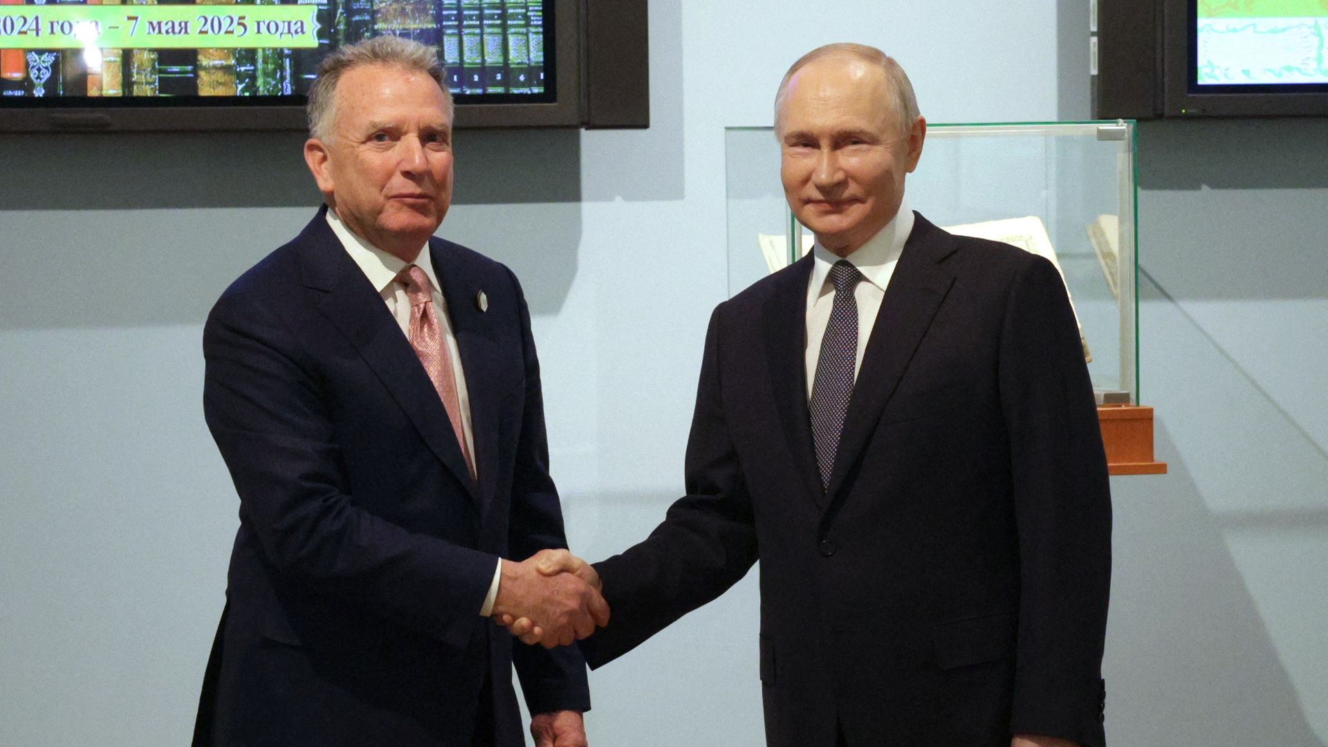 Witkoff and putin shake hands