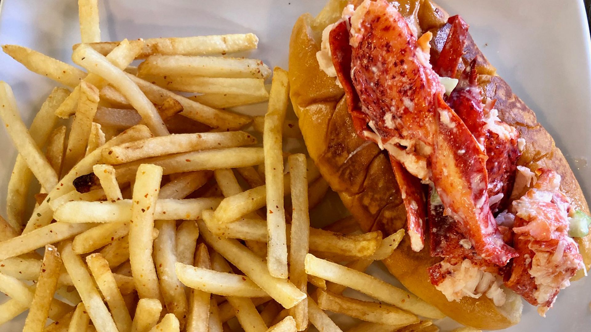 lobster-roll-at-hi-tide-dilworth-charlotte