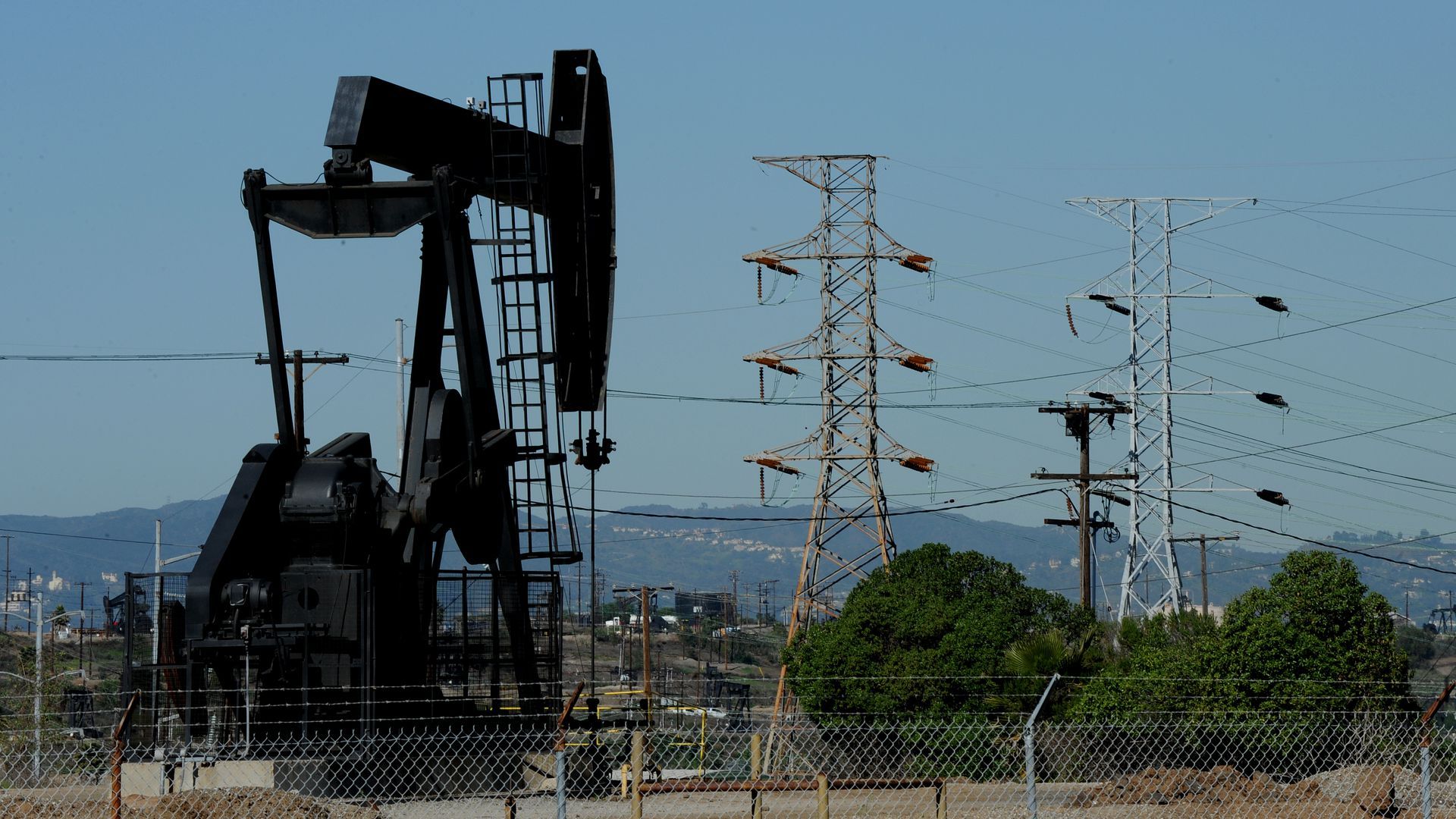 Photo of an unknown company's oil drill