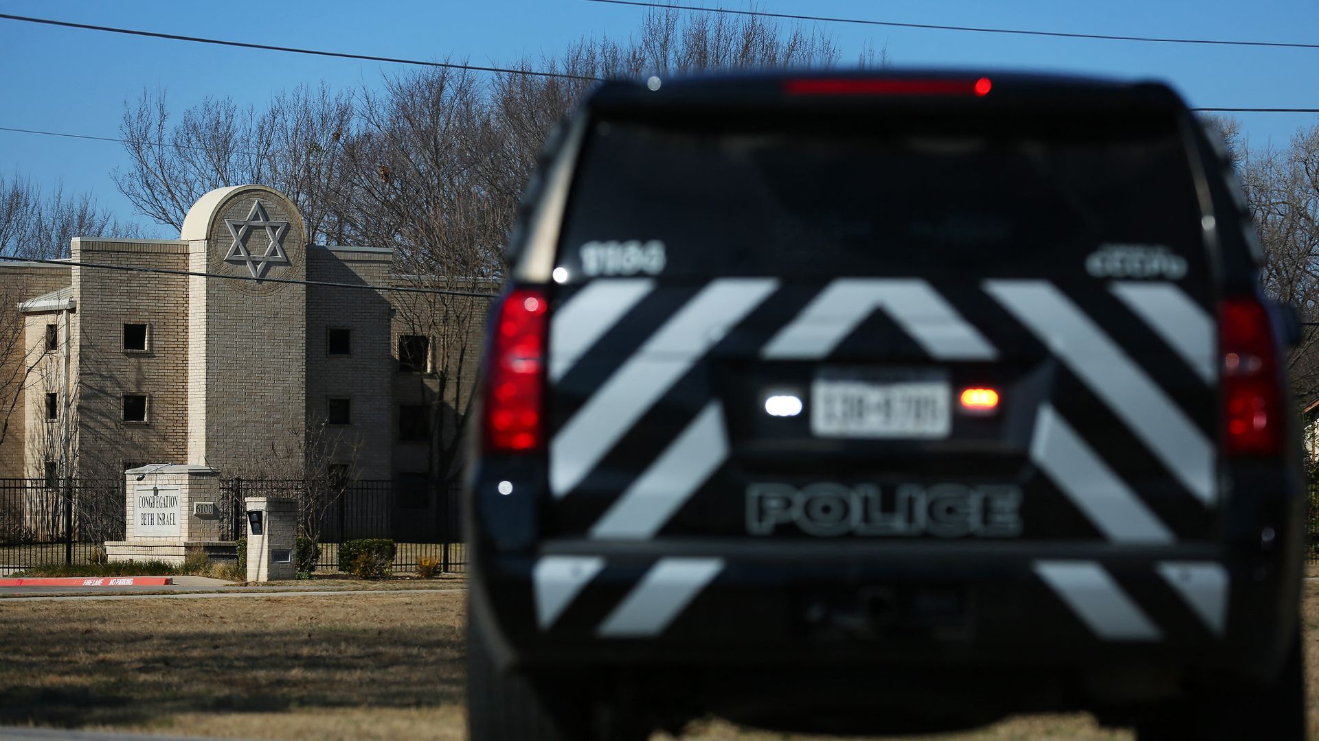 A police vehicle in front of a synagogue