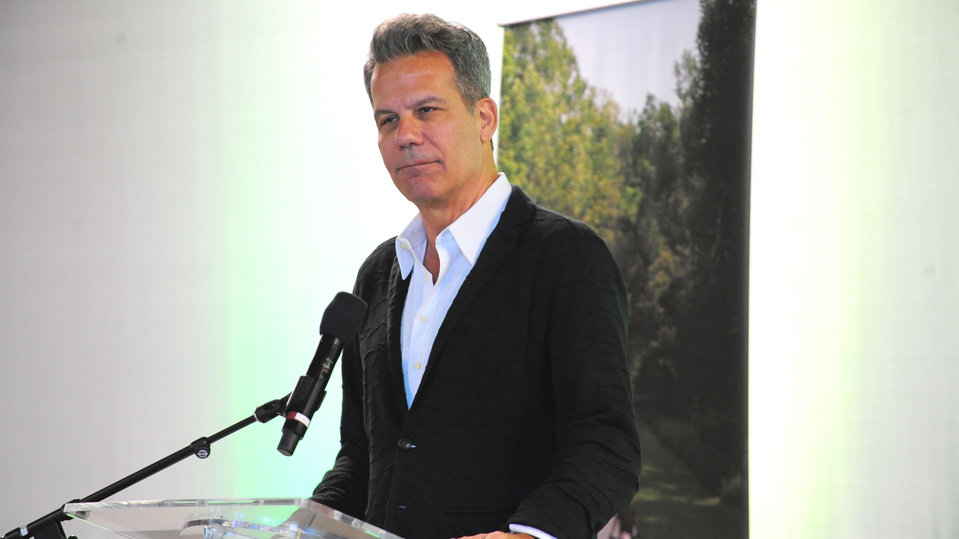 A photo of Richard Florida at a podium.