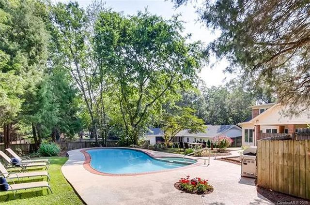 5119 Charmapeg Ave pool