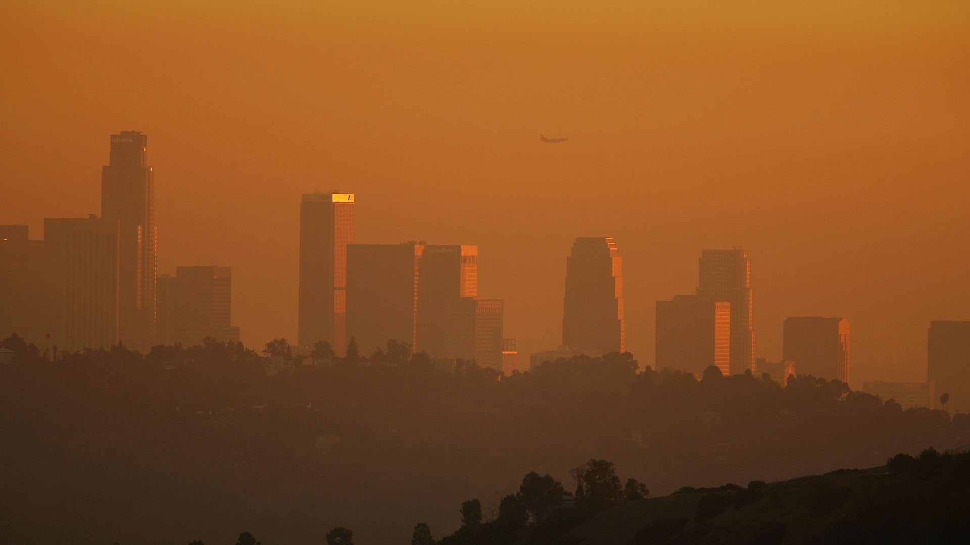 LA skyline enveloped in smog shortly before sunset on November 17, 2006. 