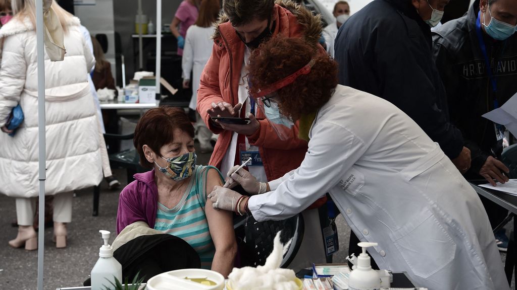 Greece imposes vaccine mandate for people 60 and older
