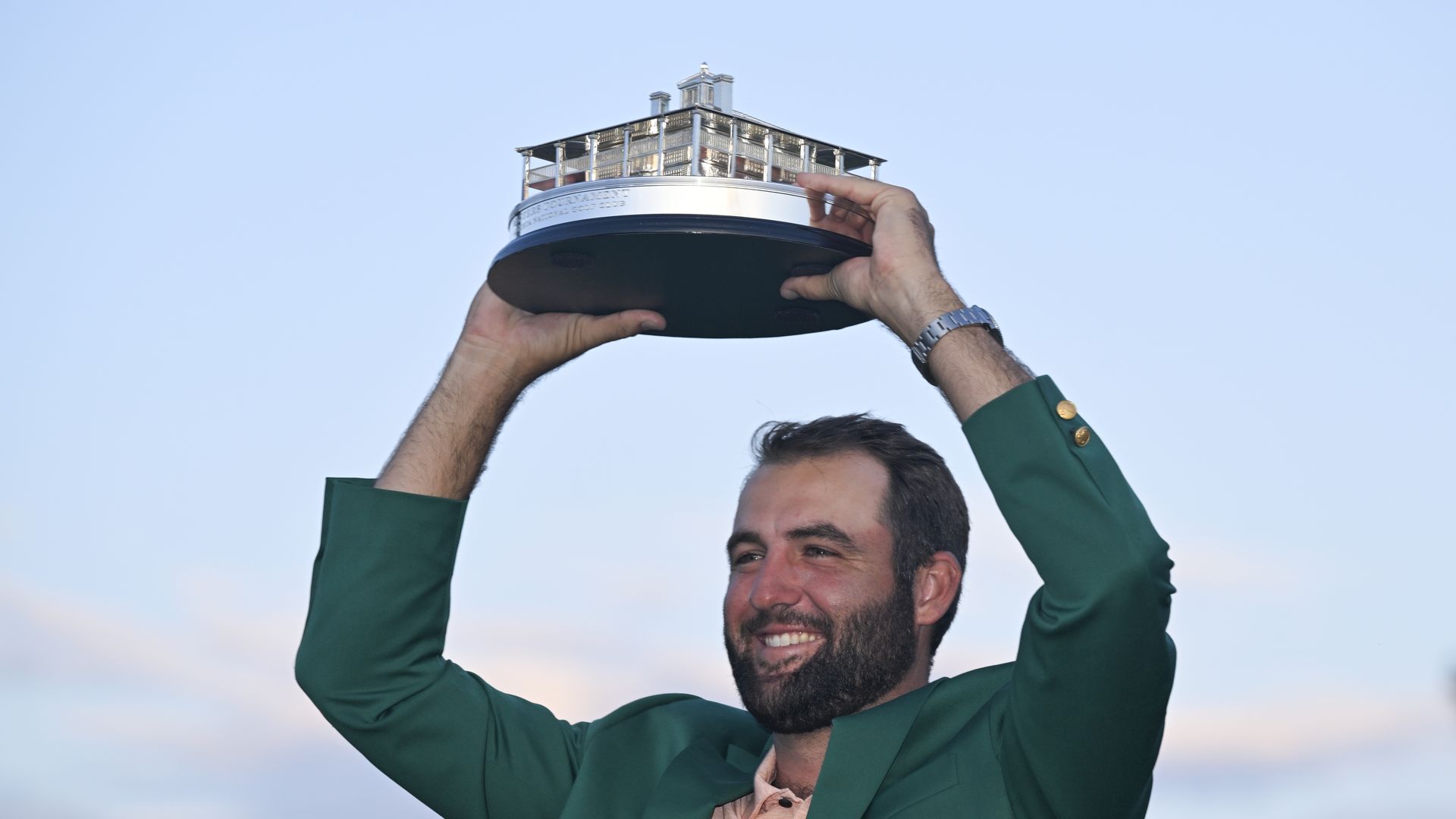 Scottie Scheffler poses with the winner's trophy