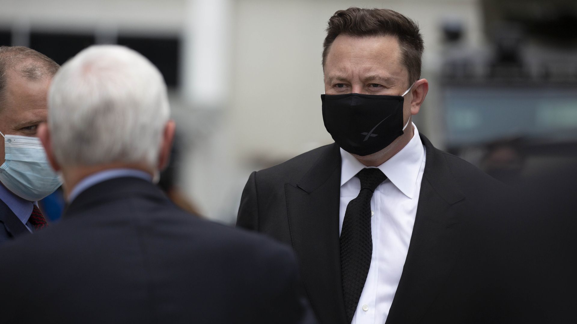 Elon Musk wears a face mask