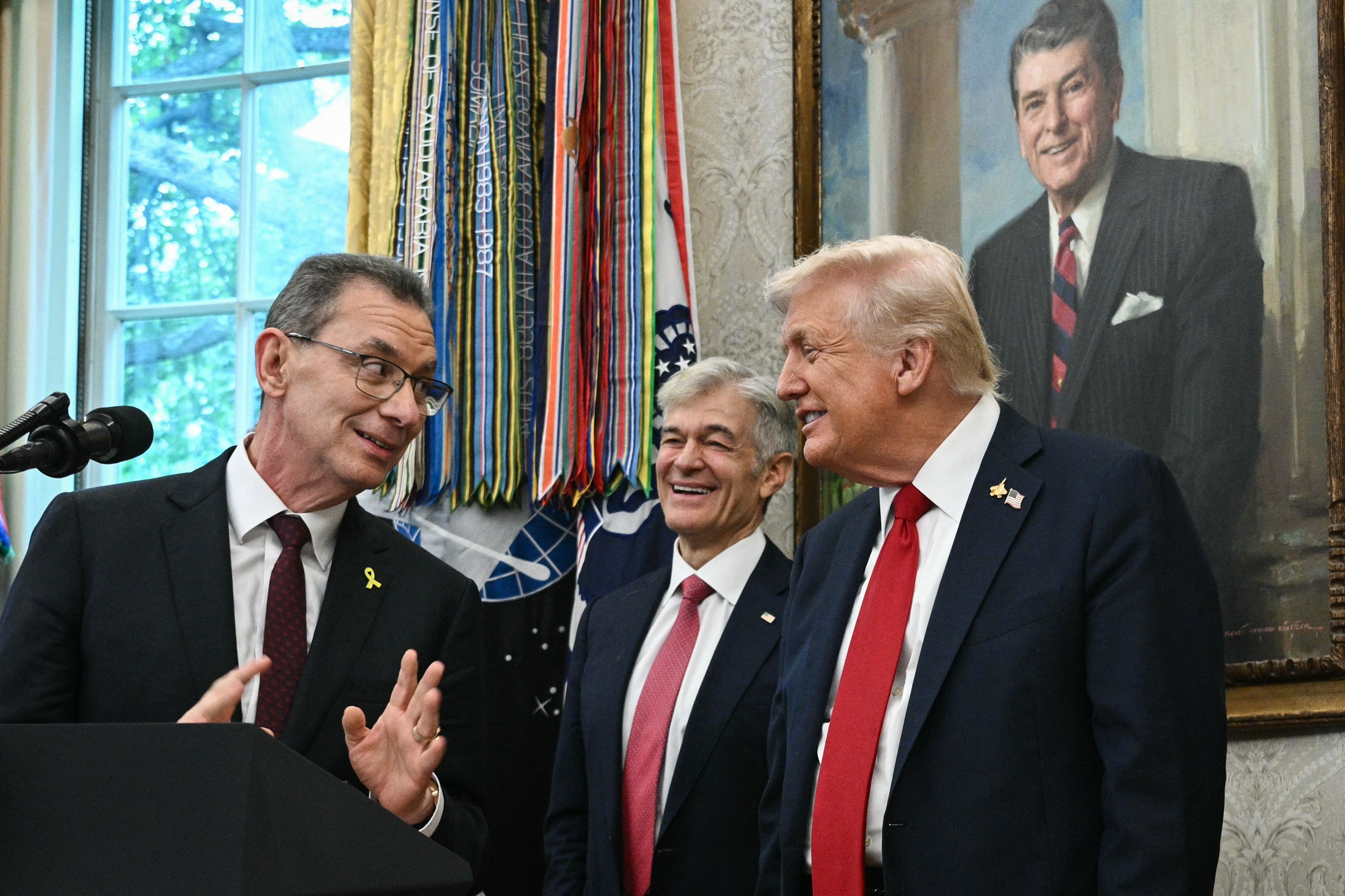 TOPSHOT - (L/R) Pfizer CEO Albert Bourla speaks as Medicare and Medicaid Administrator Mehmet Oz and US President Donald Trump look on during an announcement event on prescription drugs in the Oval Office of the White House in Washington, DC, on September 30, 2025. Trump on Tuesday announced a deal