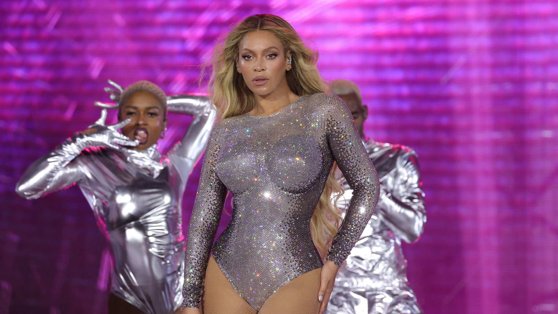 Beyonce performs on stage with dancers behind her.