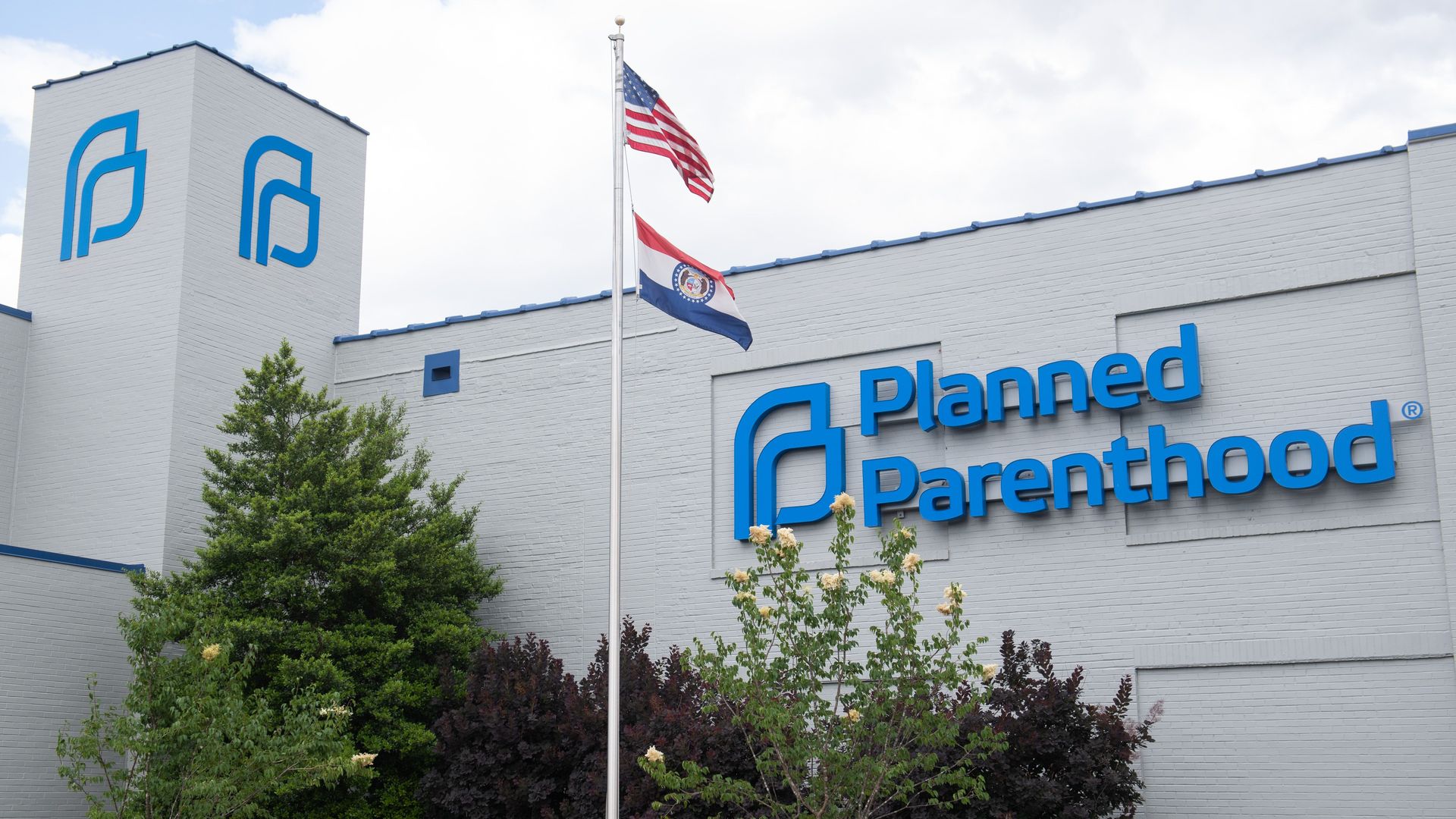 An image of the outside of the Planned Parenthood logo outside a building.
