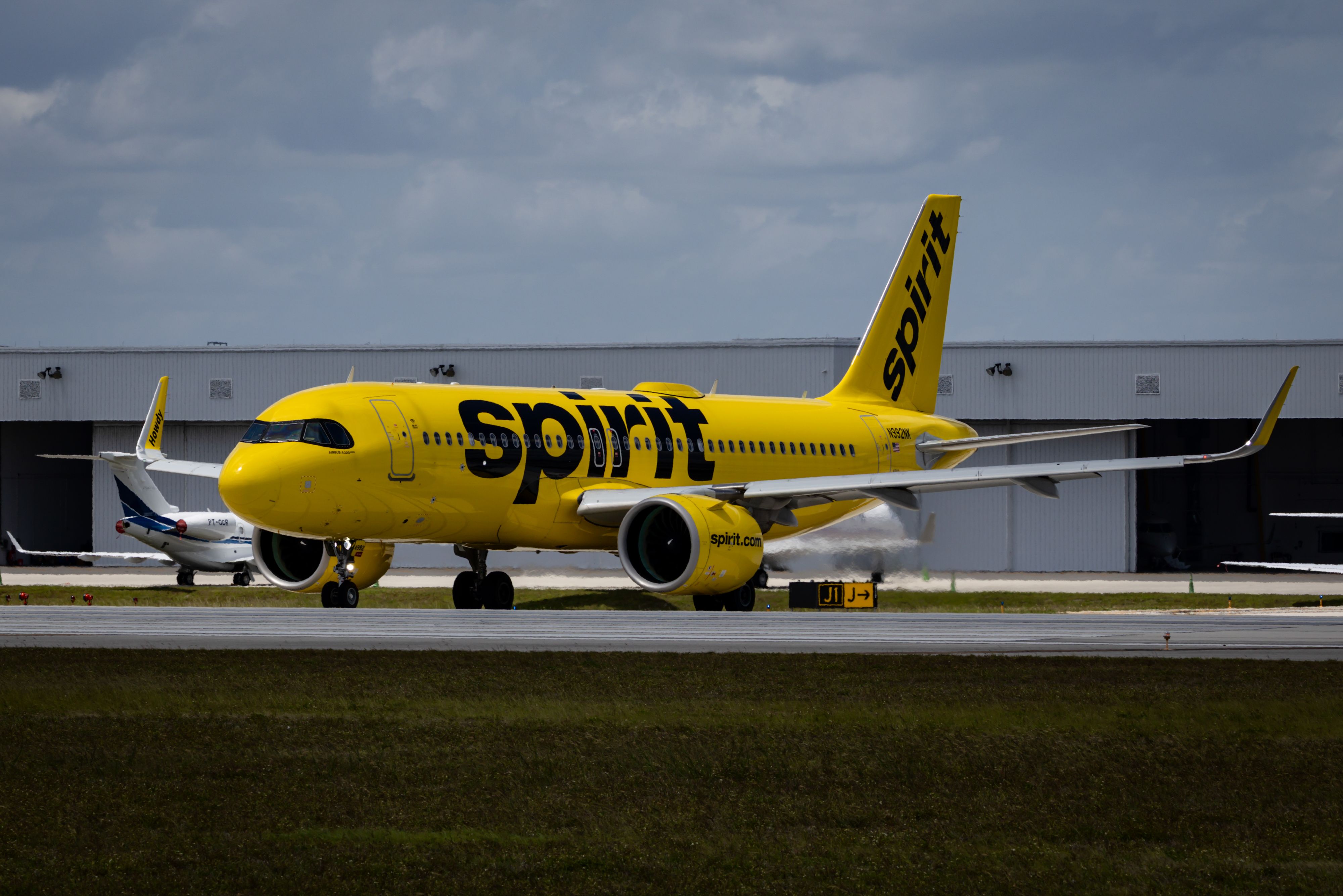 Spirit Airlines shutting down, canceling all flights
