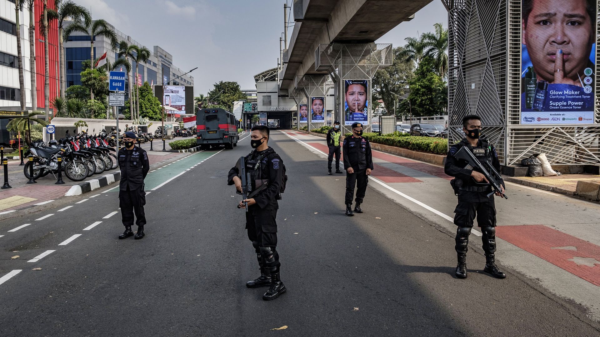 Picture of soldiers standing on a street in Myanmar