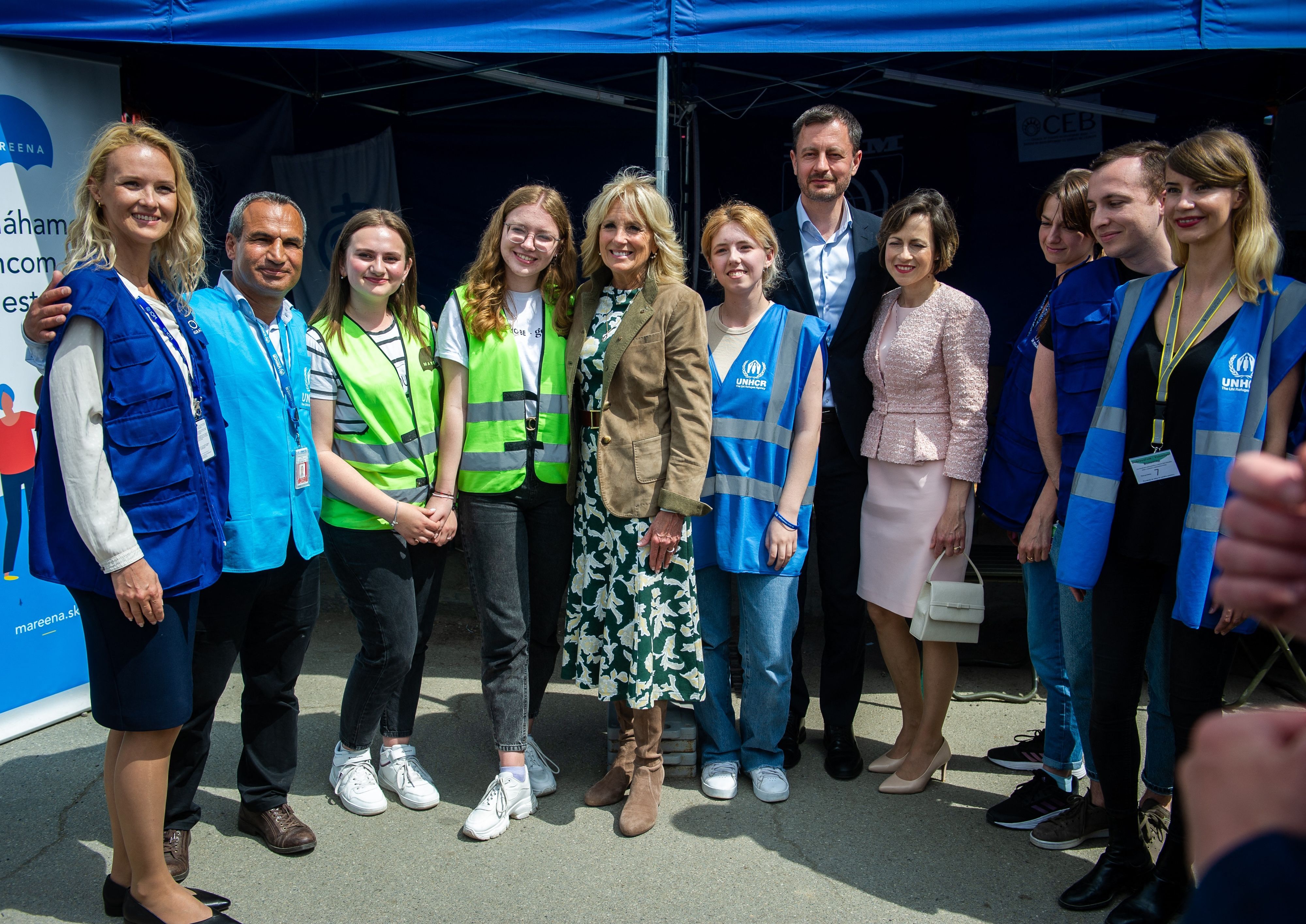 Jill Biden (C) and Slovak Prime Minister Eduard Heger with his wife Lucia Hegerova pose with aid workers and volunteers as they visit the Slovak-Ukrainian border