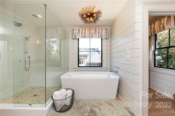 2209 Sherwood Ave. bath