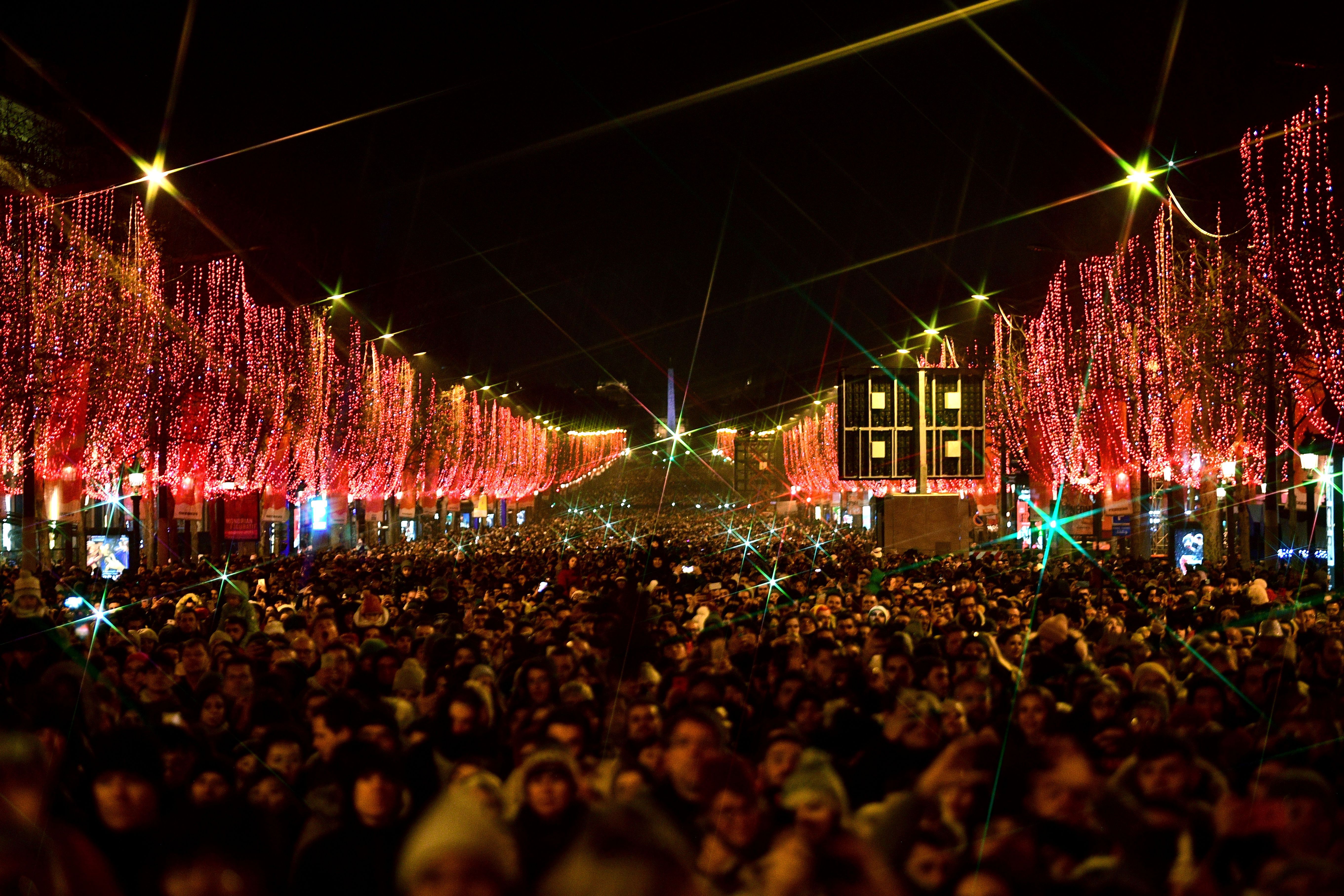 A crowd waits for the new year's eve fireworks at the Champs Elysees in Paris on December 31,