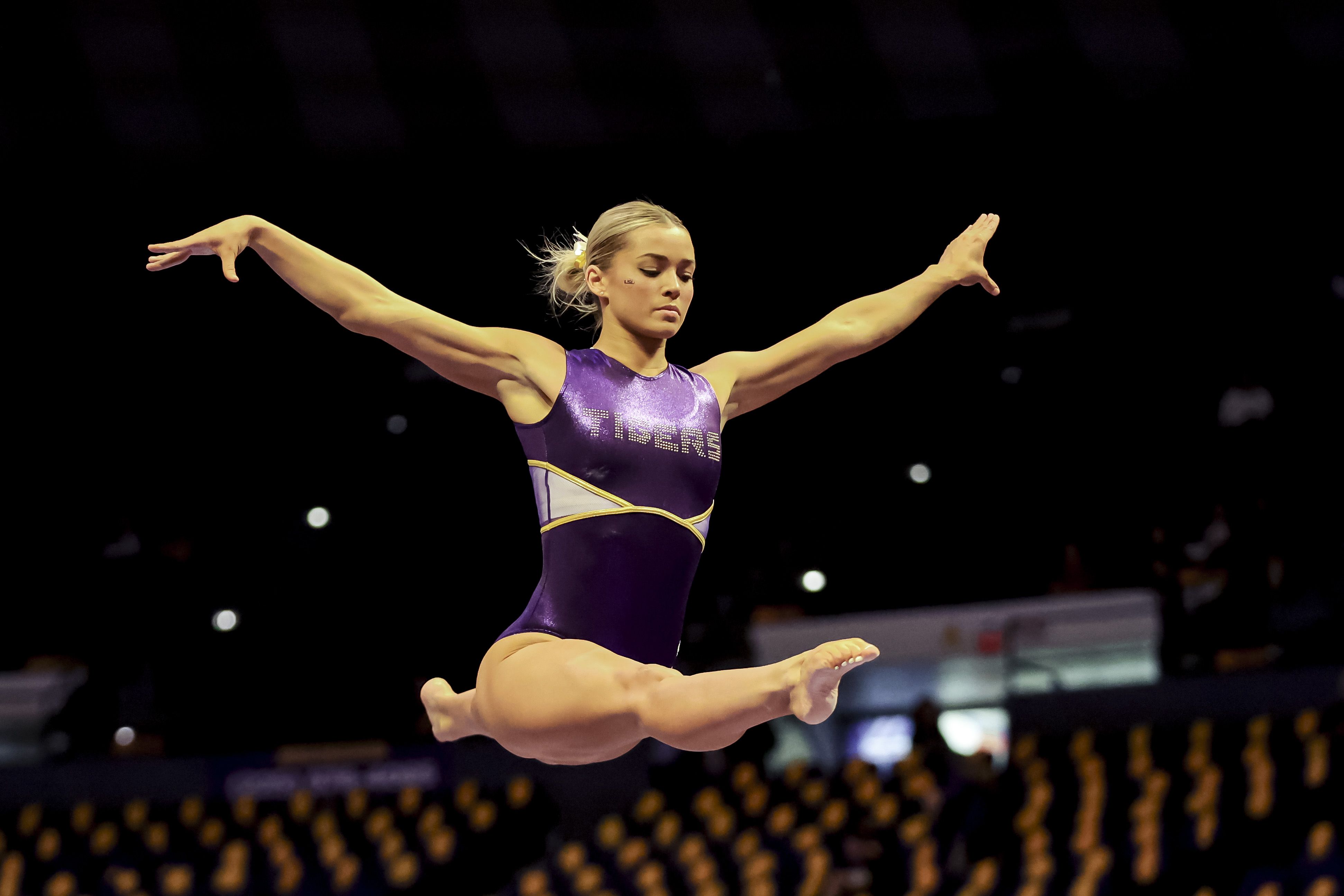 Photo shows Olivia Dunne doing the splits