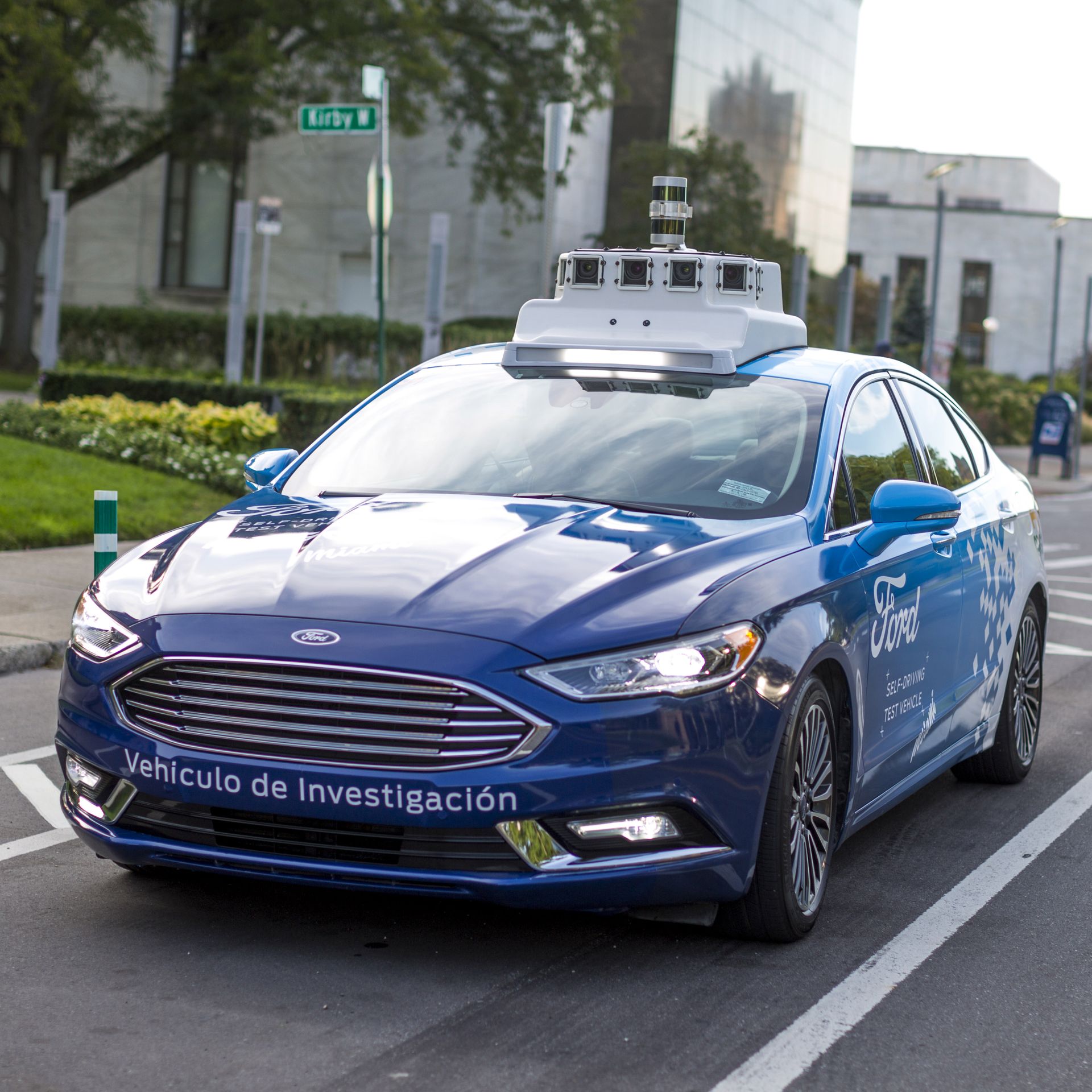 Ford self-driving test vehicle with lightbar communication system