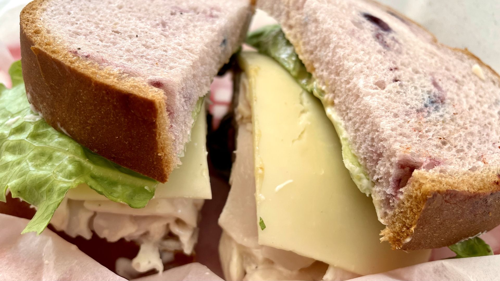 Review Manhattan Deli's blueberry bread sandwich in Des Moines Axios