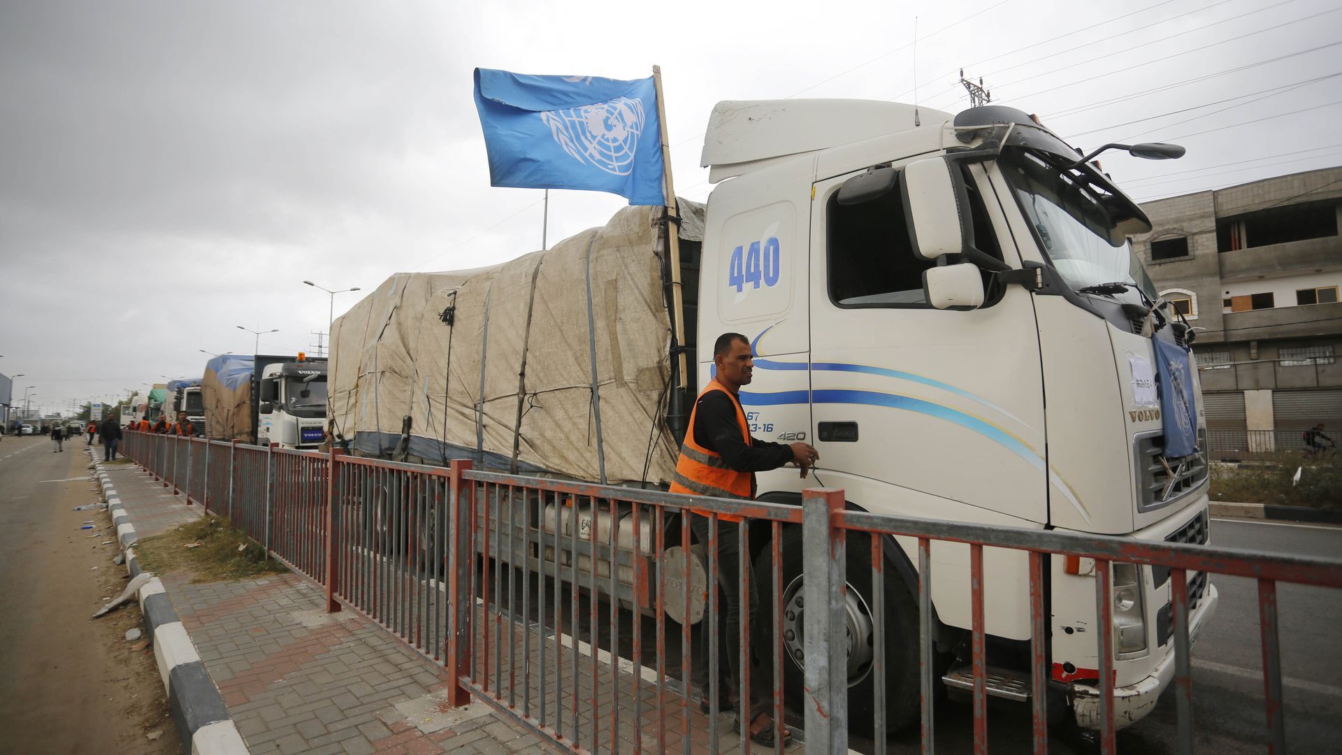 Aid trucks reach Gaza City during pause in fighting between Hamas and Israel. Photo: Ashraf Amra/Anadolu via Getty Images