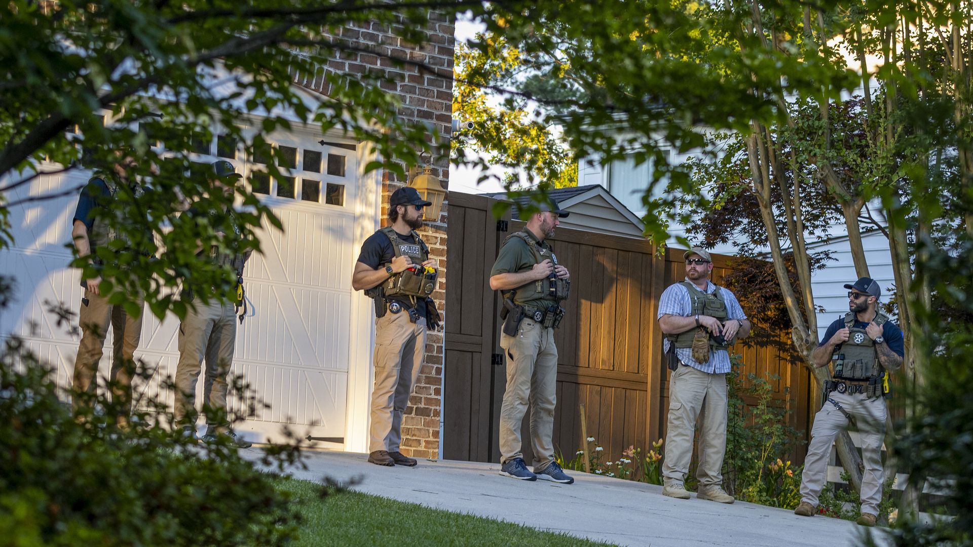 Picture of U.S. marshals in front of a house belonging to Samuel Alito