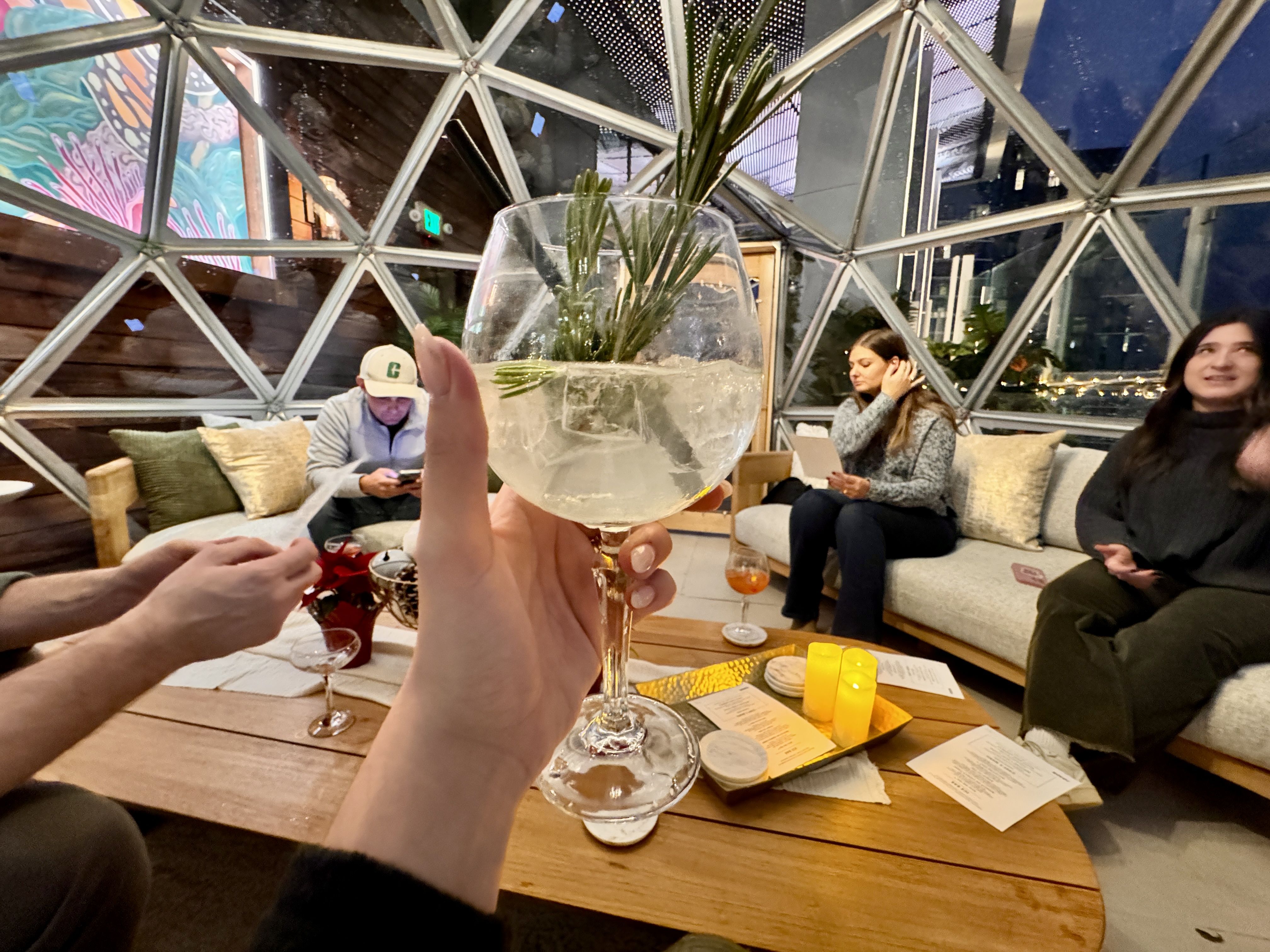 hand holding a cocktail