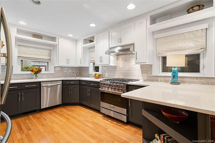 311 W. 9th St. home feature kitchen