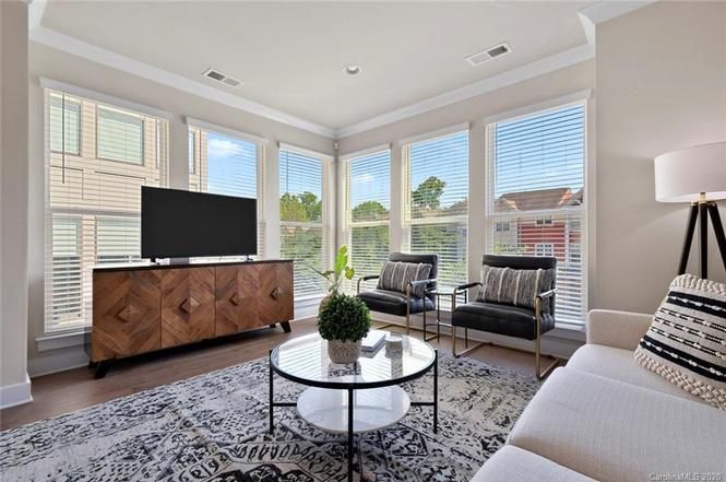 1571 Duckworth Ave #21 living