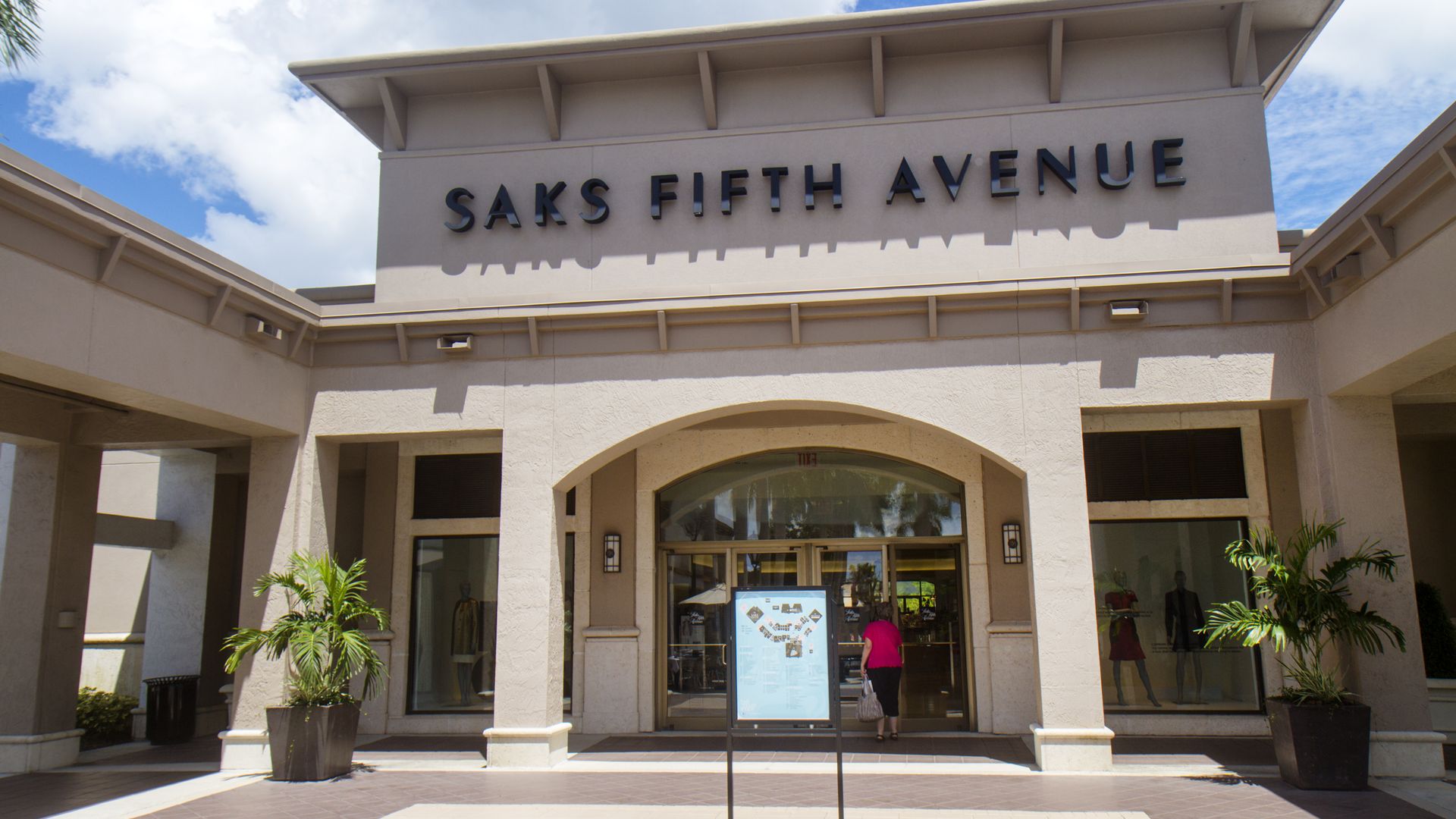 Saks fifth avenue shopping mall hi-res stock photography and