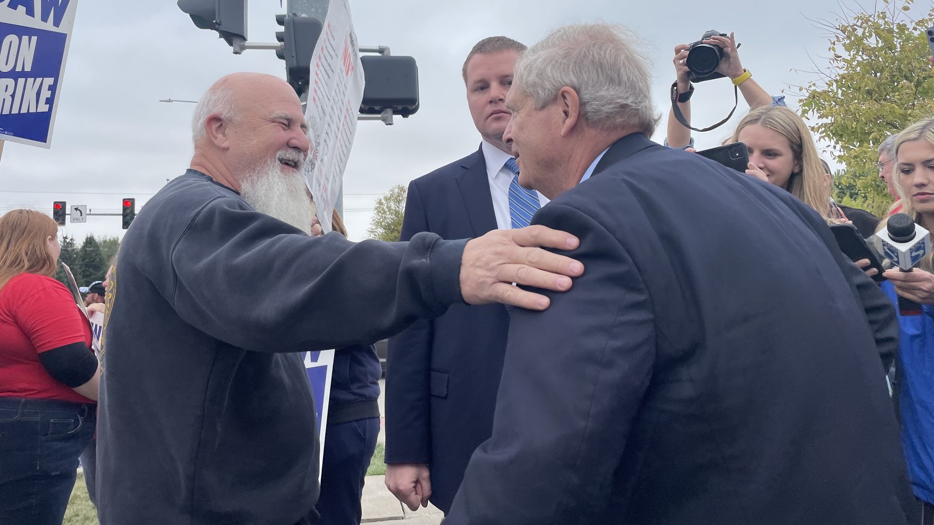 Tom Vilsack meets with a John Deere striker.
